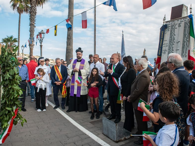 Cerimonia di commemorazione oggi a Pace con deposizione di una corona d'alloro al Monumento ai caduti in Guerra