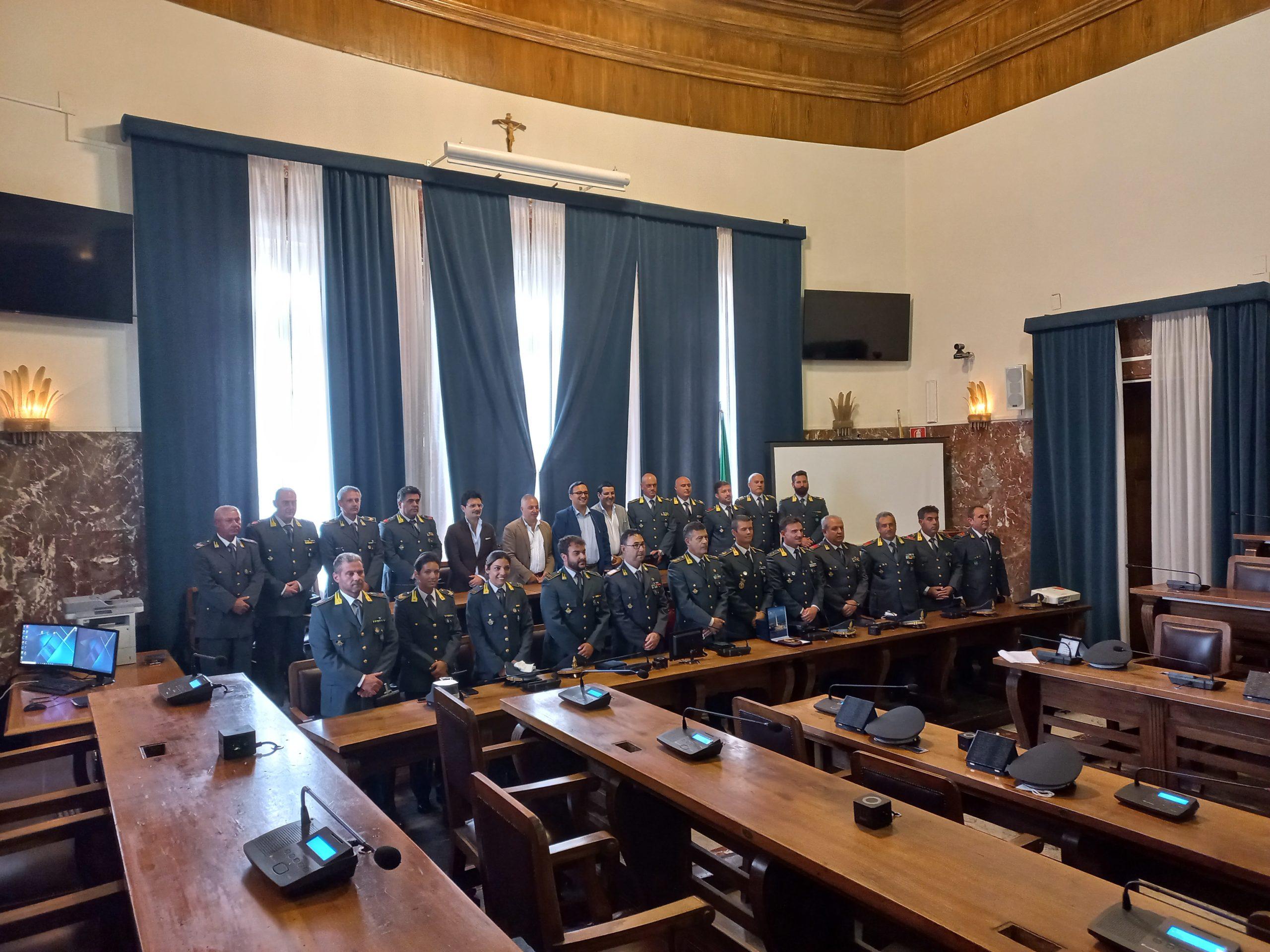 Consegnate oggi a Palazzo Zanca ventotto targhe di riconoscenza al Gruppo Aeronavale della Guardia di Finanza di Messina e all’equipaggio pattugliatore P01 “Monte Sperone”.