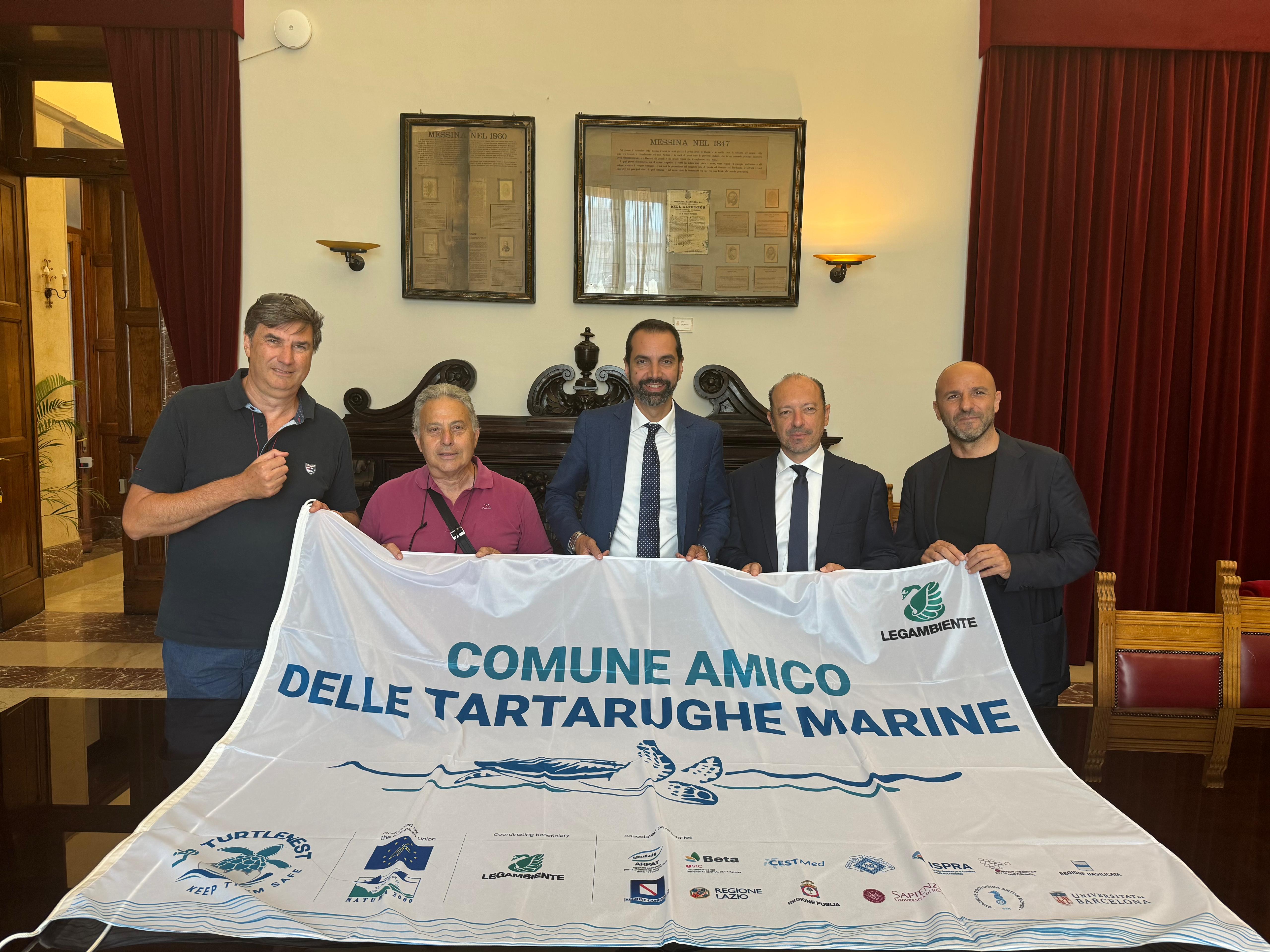 Consegnata al sindaco Basile la bandiera “Comune amico delle tartarughe marine”