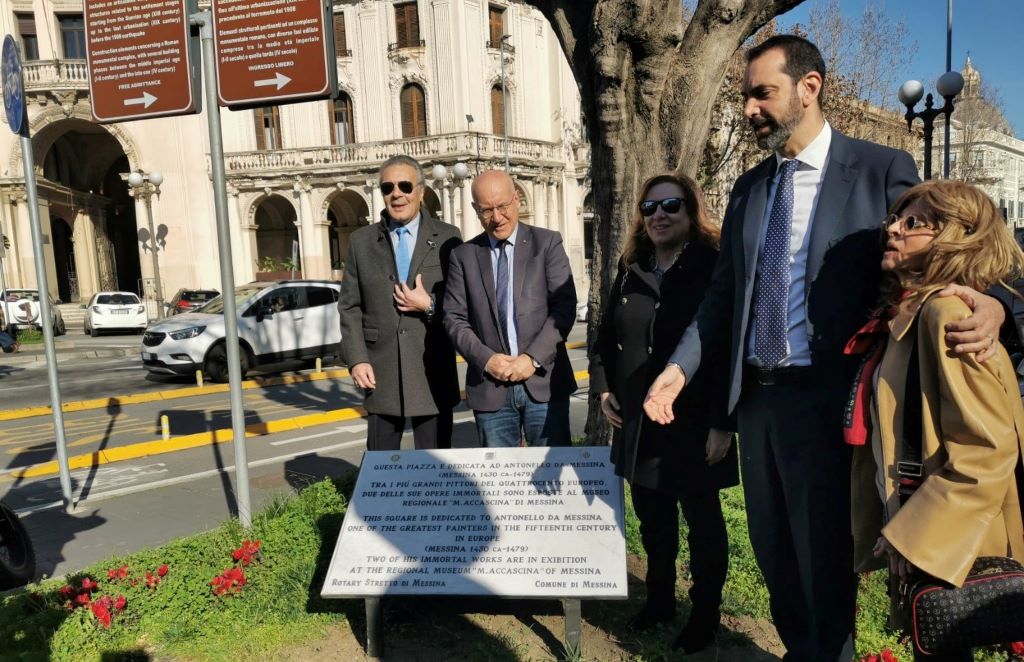 Posizionata oggi una targa in una delle aiuole di piazza Antonello