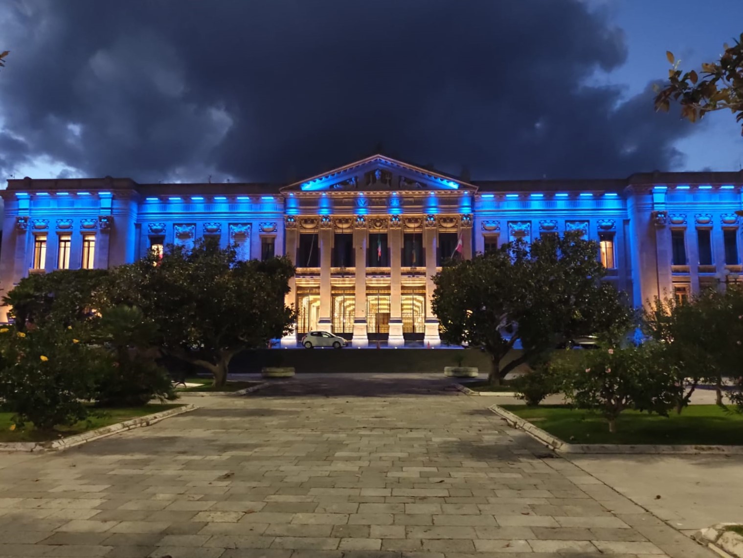 Messina, 1° febbraio 2024: palazzo Zanca illuminato di blu per la “Giornata Nazionale delle vittime civili delle guerre e dei conflitti nel mondo”