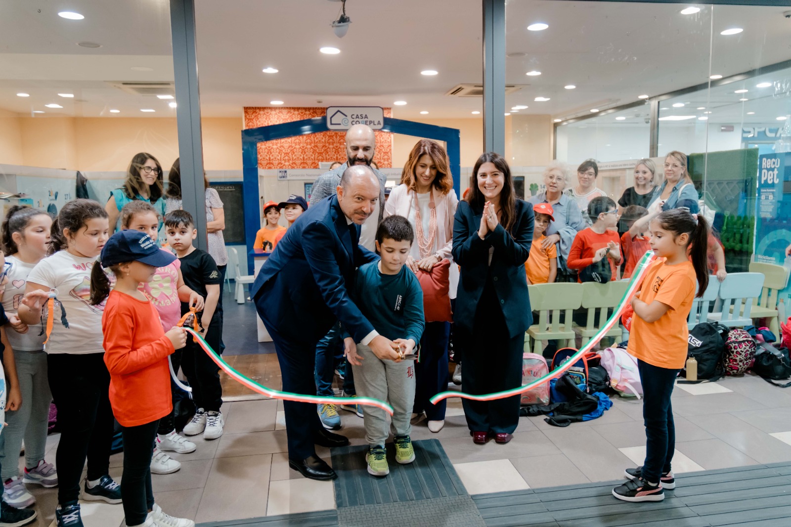 Messinaservizi e Corepla insieme per l’ambiente: inaugurato oggi al centro commerciale Tremestieri il laboratorio didattico “Casa Corepla”. L’iniziativa coinvolgerà oltre 700 bambini