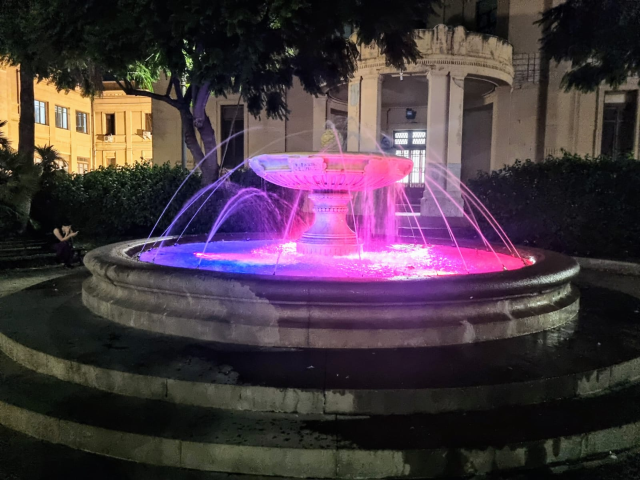 Illuminata di rosa e azzurro la Fontana Senatoria per la Giornata internazionale del lutto perinatale