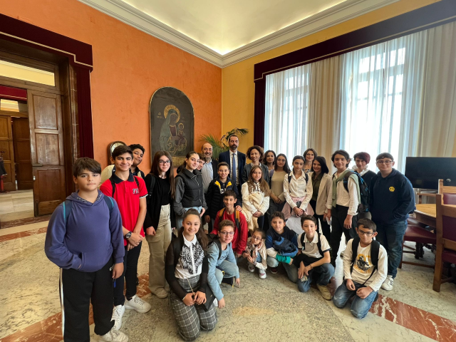 Incontro a palazzo Zanca del sindaco Basile con gli alunni della II B dell’Istituto Comprensivo “Evemero da Messina” per un progetto di cittadinanza attiva