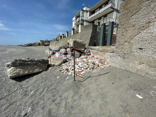 Illecito smaltimento di rifiuti da demolizione in spiaggia: denunciati gli autori dalla Polizia Municipale
