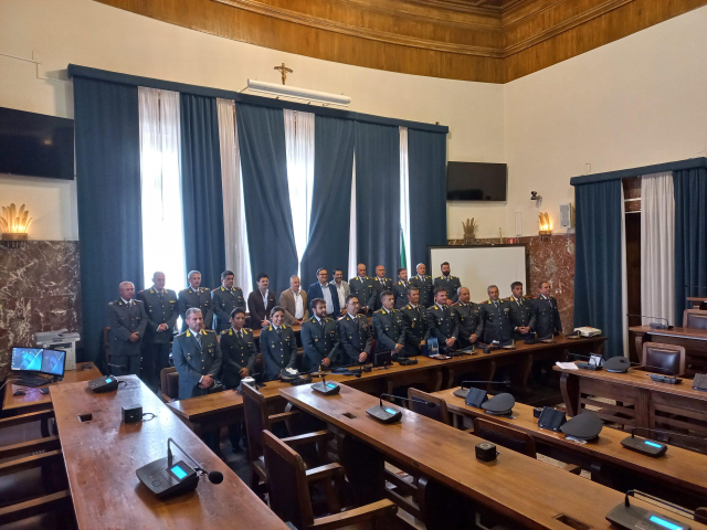 Consegnate oggi a Palazzo Zanca ventotto targhe di riconoscenza al Gruppo Aeronavale della Guardia di Finanza di Messina e all’equipaggio pattugliatore P01 “Monte Sperone”.