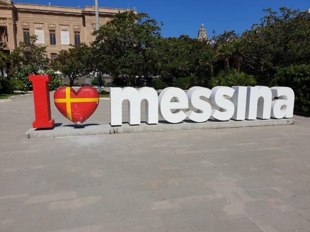 Ricollocato il cuore dell’opera d’arte moderna "I love Messina" installata in Piazza Unione Europea