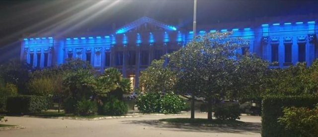 Palazzo Zanca illuminato di blu per la giornata internazionale delle Lingue dei Segni