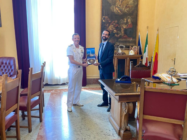 L’Unità navale “Foscari” in sosta a Messina: ricevuti dal Sindaco Basile i Comandanti Occhetto e Lungarella