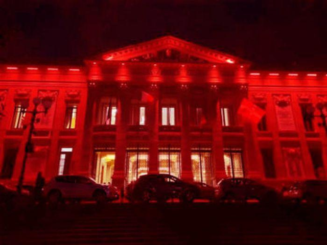 Il Palazzo municipale s’illumina di rosso per il disarmo nucleare