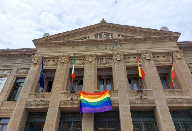 Palazzo Zanca si illumina con i colori dell’arcobaleno e imbandierata la balconata con il drappo della libertà per l’evento “Stretto Pride 2023”