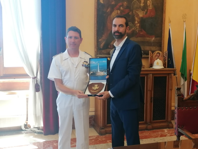 Il sindaco Basile ha ricevuto oggi la visita del comandante della nave Palinuro 